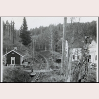 942F Forsaström 1939. Stugan var vid fototillfället ännu inte förstatligad och hade ett annat stugnummer. Till höger ligger Forsaströms nedre vattenkraftstation, byggd 1901. Foto: Okänd. 