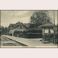 Kopparberg station på 1910- eller 1920-talet. Lägg märke till den trevliga kiosken till höger. Bild från Sveriges Järnvägsmuseum. Foto: Eric Sjöqvist, Örebro. 