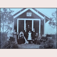 569 Spånga med ett av fem tidigare nummer. 117 var stugans beteckning under åren 1900-1915 (ungefär). Foto: Okänd. 