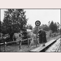 Hejans kvarn hållplats i juli 1942. Notera vändkorset som omnämns i texten om hållplatsen. Bild från Sveriges Järnvägsmuseum. Foto: E. Gustavsson. 