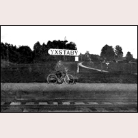 Yxstaby hållplats omkring 1934. Mannen med cykeln uppges heta Per-Hugo. Bild från Örebro kommuns bildarkiv. Foto: Lennart Larsson, Hovsta. 