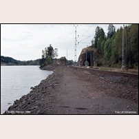 Stens bruks tunnel 1964, arbete pågår med att dra fram dubbelspåret genom bergskärningen till vänster. Senare samma år ska den ersätta den gamla enkelspårstunneln till höger. Foto: Ulf Elthammar. 