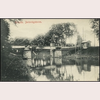 Motala, svängbron över Göta kanal i stängt läge omkring 1910. Bild från Sveriges Järnvägsmuseum. Foto: Okänd. 