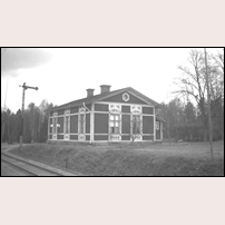 Kolsva station, det gamla till bostadshus ändrade stationshuset 1941. Bild från Sveriges Järnvägsmuseum. Foto: Okänd. 