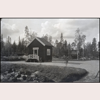 Gustavsholm ursprungliga hållplatsstuga på 1920-talet, efter 1924. Bild från Sveriges Järnvägsmuseum. Foto: Okänd. 