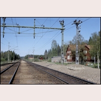 Hökmora station i maj 1969. I bakgrunden syns banvaktsstugan 243 Hökmora. Bild från Sveriges Järnvägsmuseum. Foto: Okänd. 
