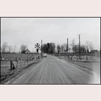 728 Tylehög 1957. Stugan som nyligen rivits låg bortom järnvägen till höger. Tylehögs gård syns i bakgrunden. Bild från Sveriges Järnvägsmuseum. Foto: Okänd. 