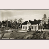 Karmansbo station 1945. Vykort från O. Lilljeqvist, Dals Långed på bild från Sveriges Järnvägsmuseum. Foto: Okänd. 