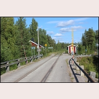 Bron över Piteälven är den 28 augusti 2017 just passerad i nordlig riktning och järnväg och landsväg skils åt. Foto: Jöran Johansson. 