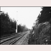 Ankarsrums sjöspår 1918. Bilden - från Sveriges Järnvägsmuseum - är tagen i riktning mot Hjorted (- Hultsfred). I bakgrunden ses banvaktsstugan 43 Udden. Foto: Okänd. 