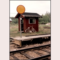 Karhuvaara hållplats i juni 1985. Året därpå lades persontrafiken ned. Foto: Sven Olof Muhr. 