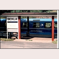 Sickla hållplats den 7 augusti 1996. De trivsamma vagnarna från början av 1900-talet byttes 1976 mot lätt ombyggda tunnelbanevagnar.  Alla var inte förtjusta.  Foto: Sven Olof Muhr. 