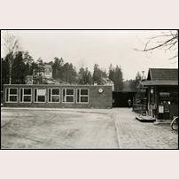 Stuvsta station, nya stationshuset från gatusidan 1958. Bild från Sveriges Järnvägsmuseum. Foto: Okänd. 