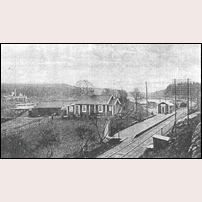 410a Näkna senast 1920, därefter flyttades stugan till Linköping. På dess plats byggdes en landsvägsbro över järnvägen och plattformen fick flytta på sig ett stycke söderut (bortåt i bilden). Foto: Okänd. 