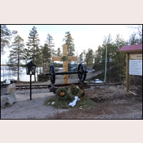 Strax intill olycksplatsen invigdes ett minnesmärke 60 år efter olyckan. Arvidsjaur är beläget åt höger. Bilden tagen den 13 maj 2016. Foto: Jöran Johansson. 