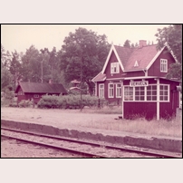 Verveln station i juli 1983 med både f.d. stationshus och väntkur. Foto: Sven Olof Muhr. 
