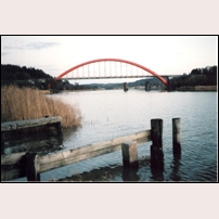 Den nya bron över Nordre älv i november 1996. Till höger under bron syns fundamenten efter den gamla svängbron. Fotoriktning österut. Foto: Sven Olof Muhr. 