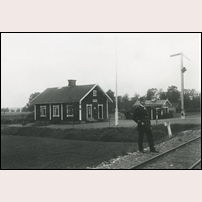 Snappahem station 1916. Mannen på bilden är Frans Algot Dahl (1866-1959) som var stationsföreståndare här mellan 1900 och 1929. Foto: Okänd. 