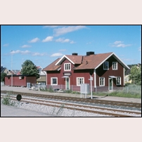 Sandbäck station den 14 juli 1996. Ett teknikhus har uppförts inför den kommande fjärrstyrningen. Foto: Bengt Gustavsson. 