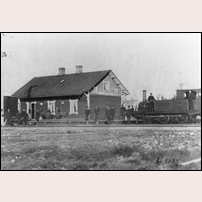 Kinnared station 1889. Ursprungligen var stationshuset en enkel rektangulär byggnad. Bild från Järnvägsmuseet. Foto: Okänd. 
