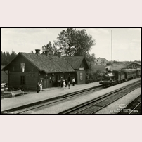 Kinnared station senast på 1930-talet. Stationshuset har byggts till. Vykort från Almquist & Cöster. Foto: Okänd. 