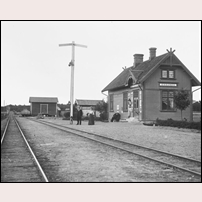 Essunga kombinerade banvakts- och stationsstuga omkring 1910. Bild från Digitalt museum. Foto: C.J. Rylander. 