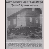 305 Sjunnerup, notis ur Skånska Dagbladet 1956 om flyttningen av stugan, bidrag av Kenneth Larsson. Foto: Okänd. 