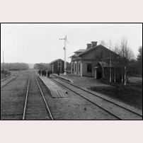 Fu station sedd i riktning mot Rättvik 1903. Spåret som viker av åt vänster går till Fu ångsåg. Bild från Järnvägsmuseet. Foto: Okänd. 