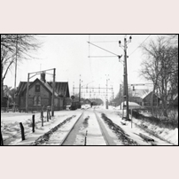 529 Ödåkra 1958. Stugan med tillhörande källare och uthus skymtar till höger om järnvägen bortom vägövergången. Huset till vänster är banvaktsstugan 528 Ödåkra. Bild från Järnvägsmuseet. Foto: Okänd. 