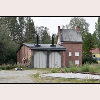 Lycksele station den 29 augusti 2018, ett fint litet lokstall med vändskiva finns kvar. Tillsammans med vattenkastaren på bangården bidrar det till en välbevarad stationsmiljö. Foto: Bengt Gustavsson. 