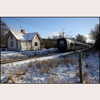 390 Rosenhult den 15 januari 2015 med passerande Öresundståg 11044. Sista tåget på denna sträckan gick den 5 november samma år. Foto: Svante Fält. 