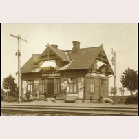 Kvänum station på en bild från början av 1900-talet, kanske omkring 1910 då stationen var tio år gammal. Bild från Järnvägsmuseet. Foto: Okänd. 