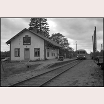 Tutaryd station medan trafiken fortfarande var igång, dvs bilden är tagen senast 1966. Bild från Järnvägsmuseet. Foto: Sven Ove Lundberg. 