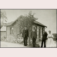SSJ 12 Fagerhult omkring 1920.  Från vänster banvakten Per Larsson (1864-1951), sönerna Gustaf (1900-1986) och Tage (1905-1973) samt hustrun Maria (1864-1937). Bilden kommer från Örkelljunga bibliotek. Foto: Okänd. 