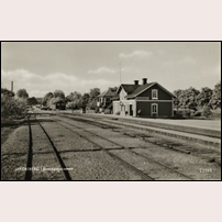 Jakobsberg station på 1940-talet (enligt Järnvägsmuseet, 1934 enligt en lokalhistoriskt sakkunnig). Okänt vykort, bild från Järnvägsmuseet. Foto: Okänd. 