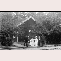 253 Kärr, här med det gamla numret 164, 1912 eller 1913 med banvaktsfamiljerna Särnholm och Wester. Bild från Leif Vörde. Foto: Oliver  Engvall. 