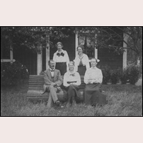 Hanefors banvaktsstuga gissningsvis omkring 1925 med banvakten Johan Adolf Rask, hustrun Hilda Karolina och deras döttrar Astrid (1907-1968), Lilly (1901-1960) och Valborg (1896-1948), som alla tre blev sjuksköterskor.  Foto: Okänd. 