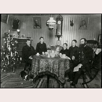 365-366 Rockviksdalen julaftonen 1895. Banvakten Johan August Johansson firar jul med sina fyra söner, den andra julen där hustrun/modern saknas. Hon avled i mars året innan. Bild från Järnvägsmuseet, Digitalt museum.  Foto: Okänd. 