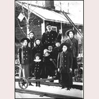 Banvakten Johan Eriksson i Gopen med familj. Sågmyra hbf uppger att fotot är taget 1915. Bild från Sågmyra Hembygdsförening - Bygdeband. Foto: Okänd. 