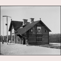 Tvärålund station tidigast 1894. Järnvägsmuseet varifrån bilden är hämtad anger visserligen att den är tagen 1893, men stationen öppnades först 1894. Foto: Okänd. 