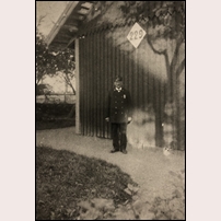 229 Moholm med banvakten Janne Lidman. Han var bodde här mellan 1900 och 1921. Leif Lanninge som är dotterson till Olle Lidman har bidragit med bilden. Foto: Okänd. 