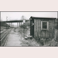 Grundbro hållplats 1974. Bilden är av allt att döma tagen efter nedläggningen i juni 1974, påstigningstavlan är borttagen, liksom tidtabellen. Bild från Eric Henriksson. Foto: Bo Gyllenberg. 