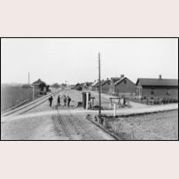 734 Gärsnäs okänt år. Det är det närmaste huset till höger som är banvaktsstugan. På banan pågår stoppning av sliprar. Bild från Järnvägsmuseet. Foto: H. Rosendahl. 
