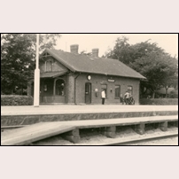 Fosieby station 1931. Bild från Järnvägsmuseet. Foto: Okänd. 