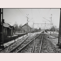 374 Norra Vram i november 1957, stugan ses närmast till vänster. Längre bort till vänster ligger ett personalbostadshus och till höger skymtar stationshuset. Bild från Järnvägsmuseet. Foto: Okänd. 