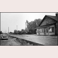 Kungshult station i slutet av 1960-talet. Trafiken upphörde 1967 och stationshuset revs 1969. Däremellan någon gång togs bilden. Bild från Eslövs kommuns bildarkiv. Foto: Okänd. 