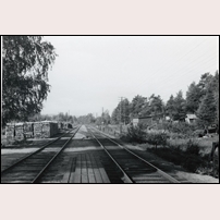 Övergård station 1948. Stationshuset ligger utanför bilden till vänster mittför fotografens plats. Fotoriktning mot norr. Bild från Järnvägsmuseet. Foto: Okänd. 