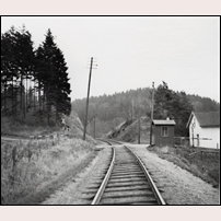 727 Fåglasång i oktober 1957. Tyvärr syns bara en del av stugan, men å andra sidan en hel vägvaktskur. Bild från Järnvägsmuseet. Foto: Okänd. 