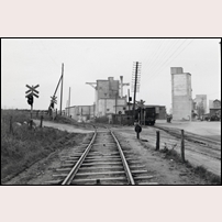 Önneslöv lastplats 1957. Bilden är tagen på linjen i riktning mot Dalby (- Malmö). Man ser växeln till stickspåret som går in snett bakåt höger.  Foto: Okänd. 