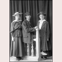 Banvakten Gustaf Berthold Hougström i Ödsmål 1917. Okänt vilka de båda damerna är. Bild från Bohusläns museum. Foto: Ingeborg Enander. 